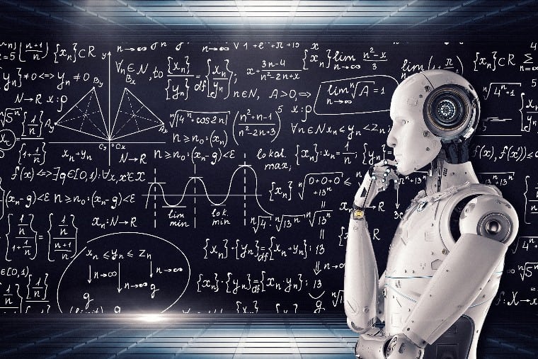 Un robot de science-fiction examine des équations sur un tableau noir