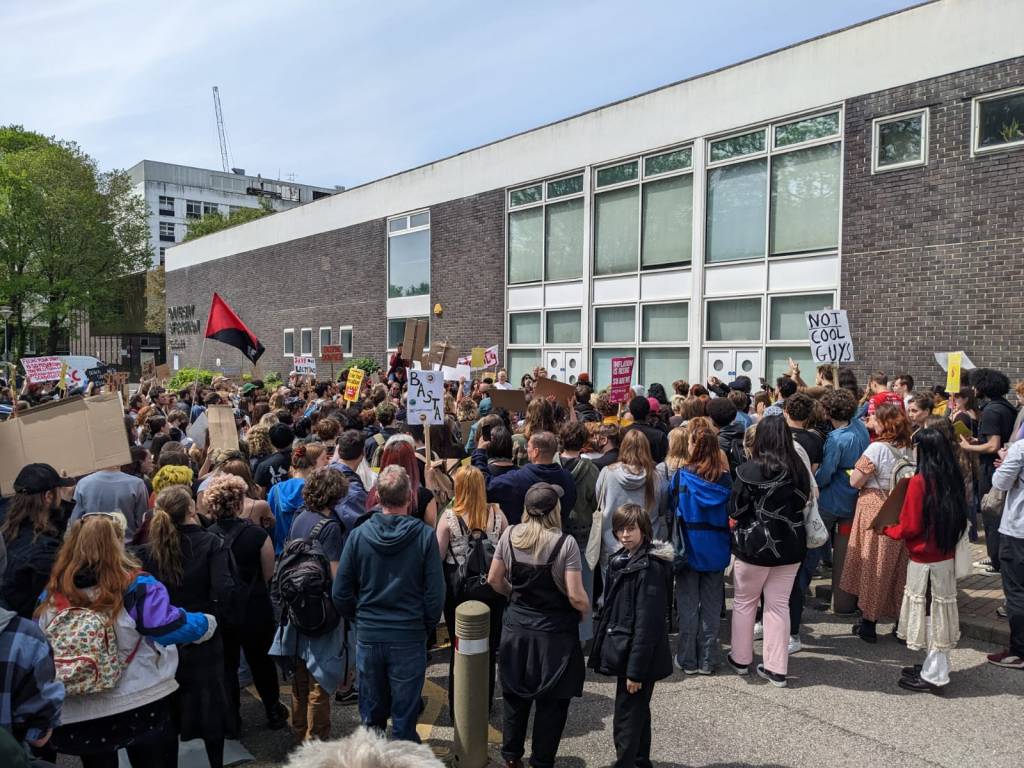 Politique-de-gauche-Les-etudiants-de-Brighton-protestent-contre-les